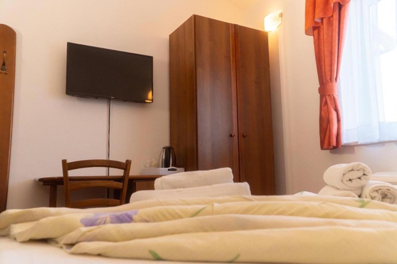 Apartments And Rooms Villa Chiara Krnica Exteriör bild