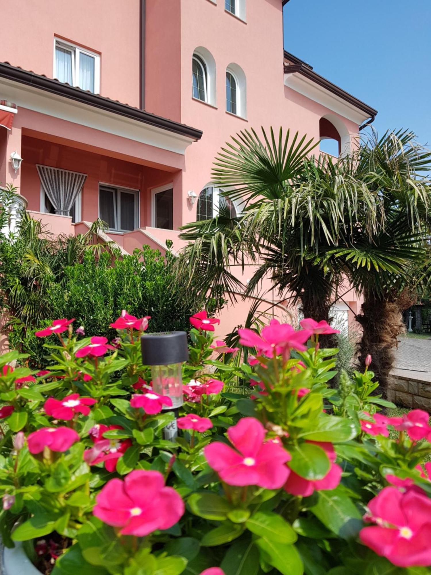 Apartments And Rooms Villa Chiara Krnica Exteriör bild