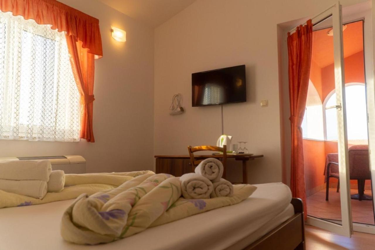 Apartments And Rooms Villa Chiara Krnica Exteriör bild