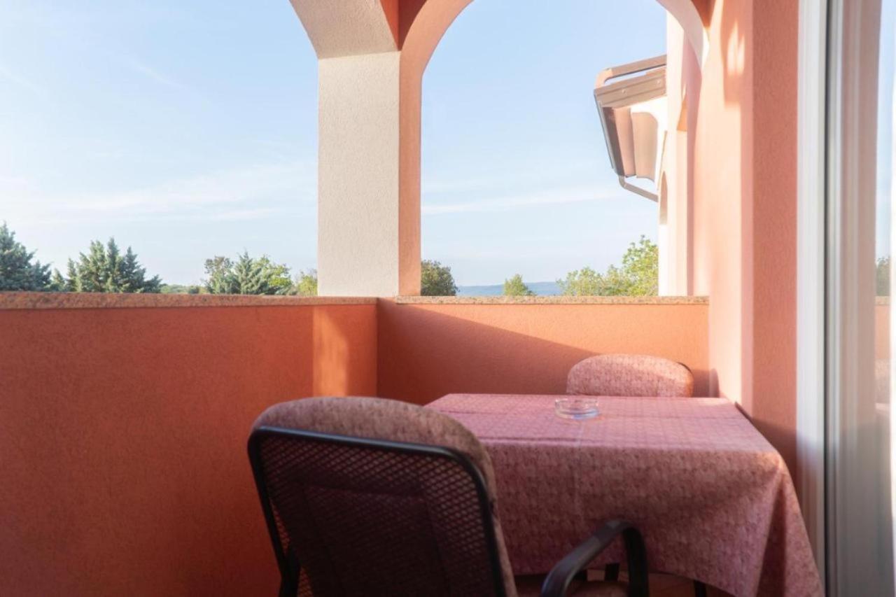 Apartments And Rooms Villa Chiara Krnica Exteriör bild